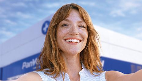 Cliente sorrindo enquanto usa o aplicativo Panvel