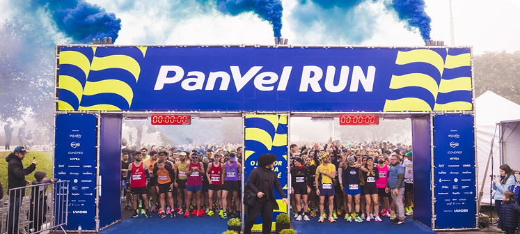 Corredores participando da Panvel Run às margens do Guaíba
