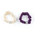 DUPLA DE SCRUNCHIE SLIM COM PEROLA MANTEIGA E ROXO PANVEL ACESSÓRIOS COLEÇÃO DREAMS