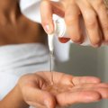 SABONETE FACIAL ADCOS ILUMINADOR COM VITAMINA C DERMA COMPLEX 240ML