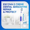 ESCOVA DENTAL PARA DENTES SENSÍVEIS SENSODYNE REPAIR & PROTECT - KIT PROMOCIONAL COM 2 UNIDADES