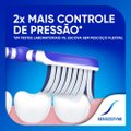 ESCOVA DENTAL PARA DENTES SENSÍVEIS SENSODYNE REPAIR & PROTECT - KIT PROMOCIONAL COM 2 UNIDADES
