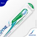 ESCOVA DE DENTE COM CERDAS MACIAS SENSODYNE MULTIPROTEÇÃO PARA DENTES SENSÍVEIS