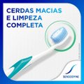 ESCOVA DE DENTE COM CERDAS MACIAS SENSODYNE MULTIPROTEÇÃO PARA DENTES SENSÍVEIS