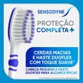 KIT ESCOVA DENTAL SENSODYNE PROTEÇÃO COMPLETA + MACIA PARA DENTES SENSÍVEIS 2 UNIDADES