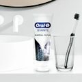 CREME DENTAL ORAL-B 3D WHITE CARVÃO 70G