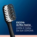 KIT ESCOVA DENTAL ORAL-B ICONIC 2 UNIDADES